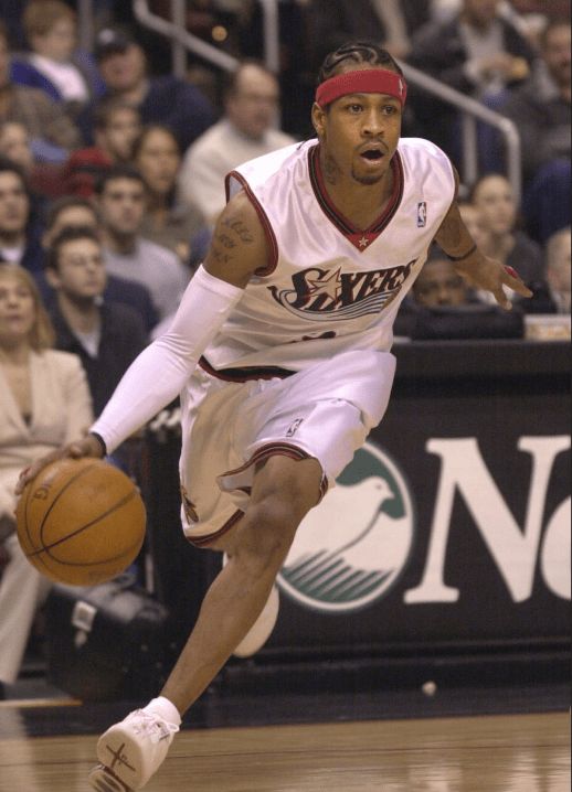 杨瀚森带女友赴美引发争议，好友崔永熙称其应专注篮球，网友支持其在球场表现。（杨瀚森携女友赴美引热议：崔永熙建议专注篮球，网友力挺其场上表现）