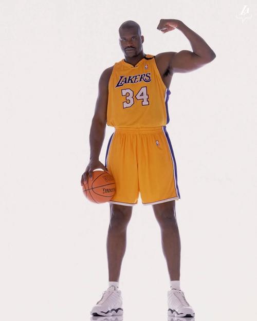 不留情面！东契奇战旧主怒砍35分5篮板11助攻（毫不手软！东契奇对阵旧主轰下35分5篮板11助攻）