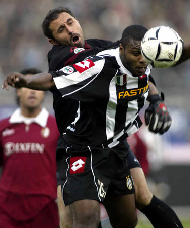 东契奇19分＆詹姆斯10分，湖人半场落后7分（半场战报：东契奇19分，詹姆斯10分，湖人暂落后7分）