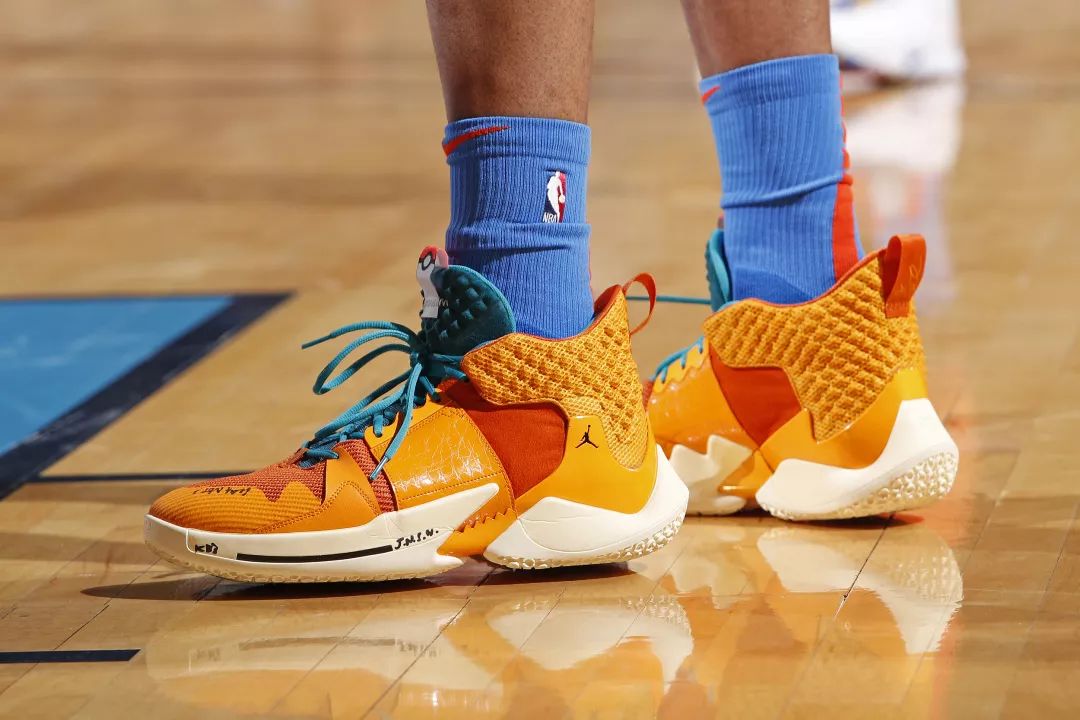 记者：对和俱乐部有分歧但最终留队的球员，球迷应该宽容一点（记者：球员与俱乐部有分歧仍选择留队，球迷应多些包容）