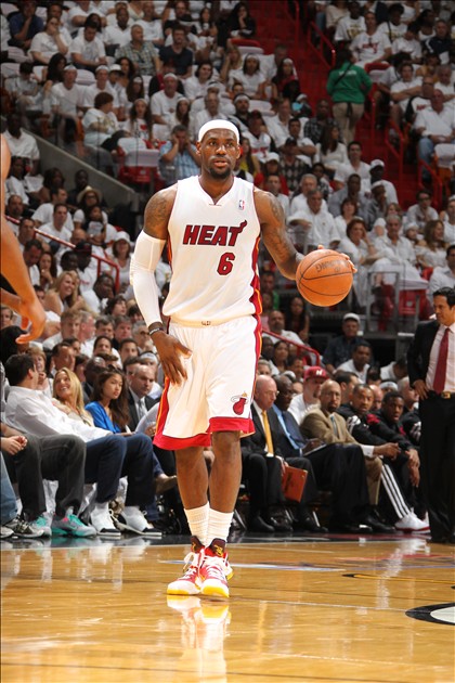 前锋单场双响助球队取胜（前锋梅开二度助球队告捷）