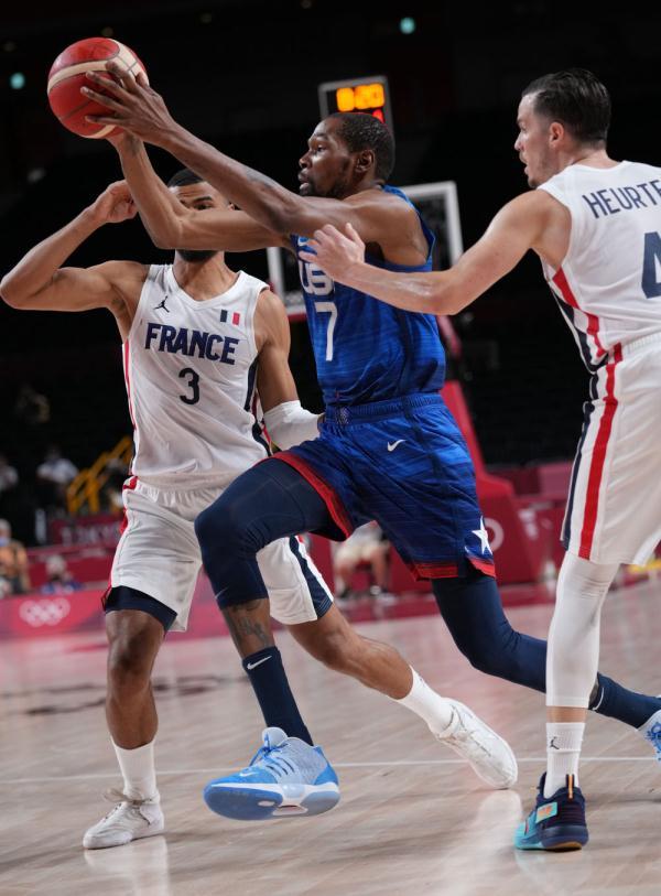 天空：曼联1月不会积极出售齐尔克泽，最近他发挥了一些作用（天空体育：曼联今冬不主动出售齐尔克泽，近期表现已有所贡献）