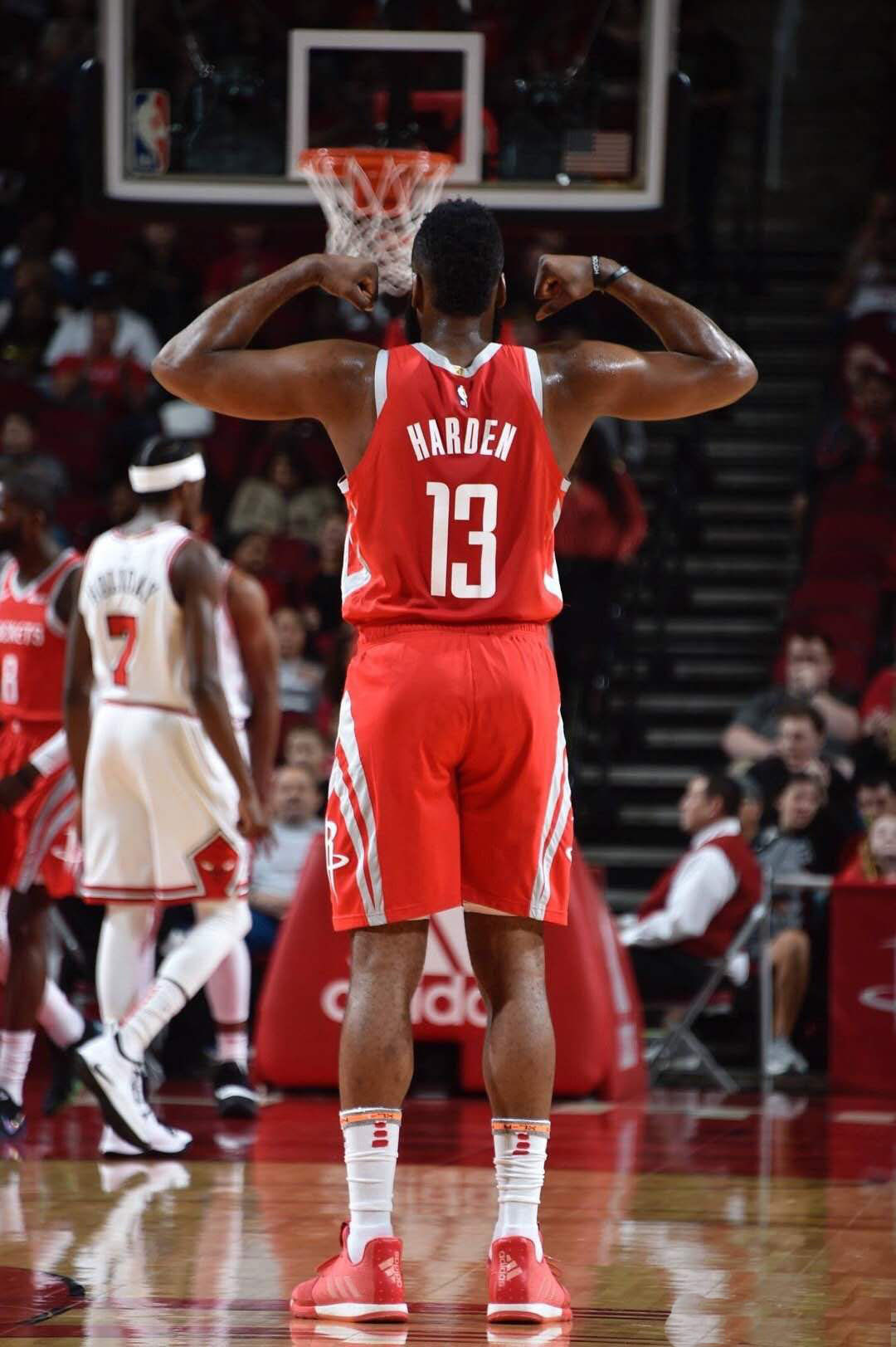 孔帕尼：很高兴戴维斯能及时回归，卡尔攻防两端都非常出色（孔帕尼：戴维斯及时复出令人欣喜，卡尔攻防表现亮眼）