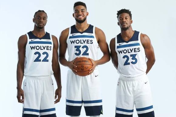 皇马连续三轮平局遇危机！西甲第19轮提前上演，白衣军团能否止住颓势？（皇马三轮不胜警报拉响！西甲第19轮提前开打，银河战舰能否止跌回升？）