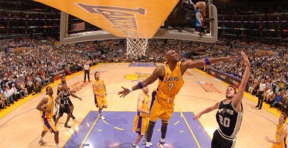 图片报：乌尔比希佩戴特制眼镜与耳罩训练，为了提高专注力（图片报：为提升专注力，乌尔比希训练中佩戴特制眼镜与耳罩）